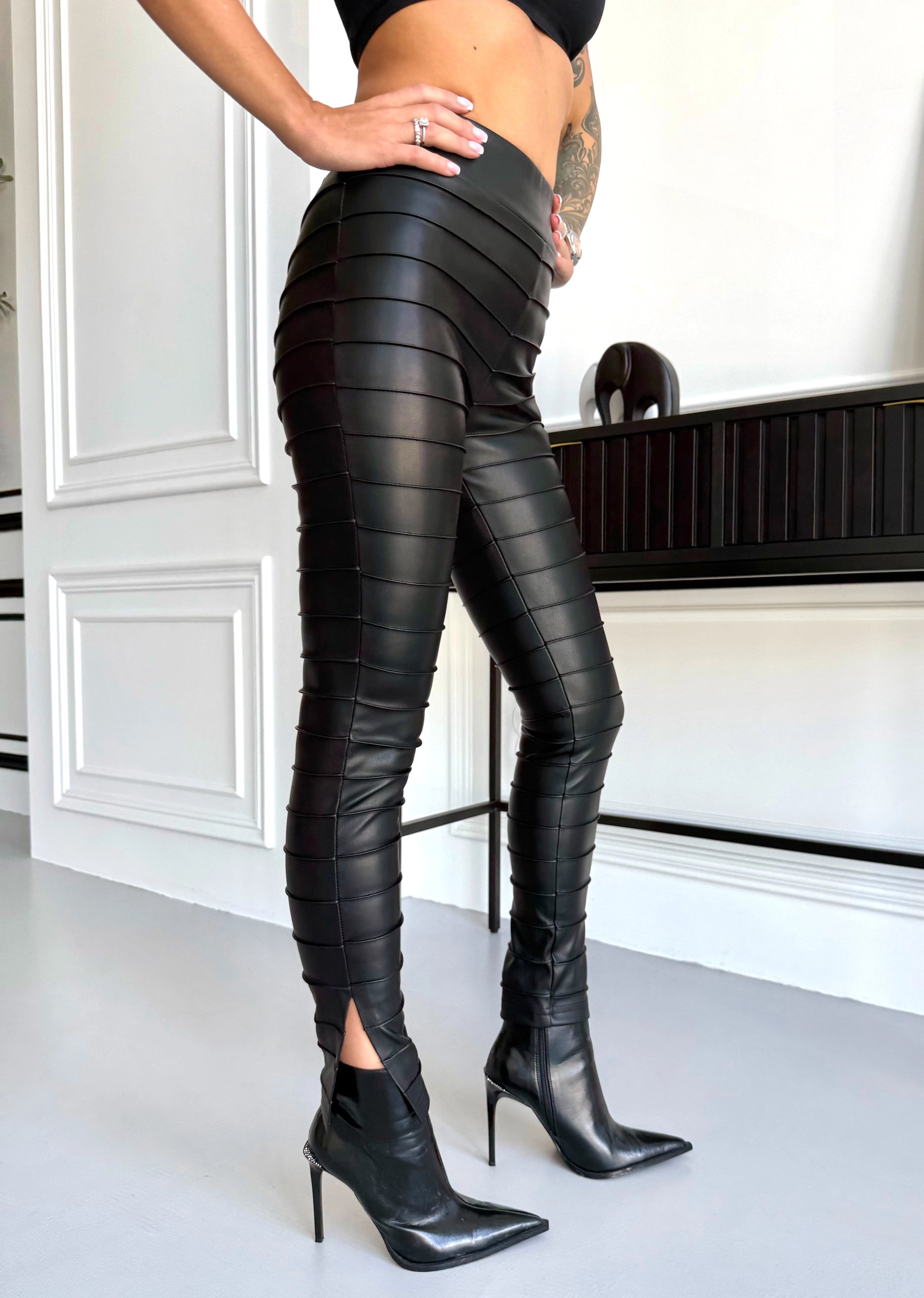 WOMEN’S RIBBED FAUX LEATHER SLIT LEGGINGS LINES — BLACK