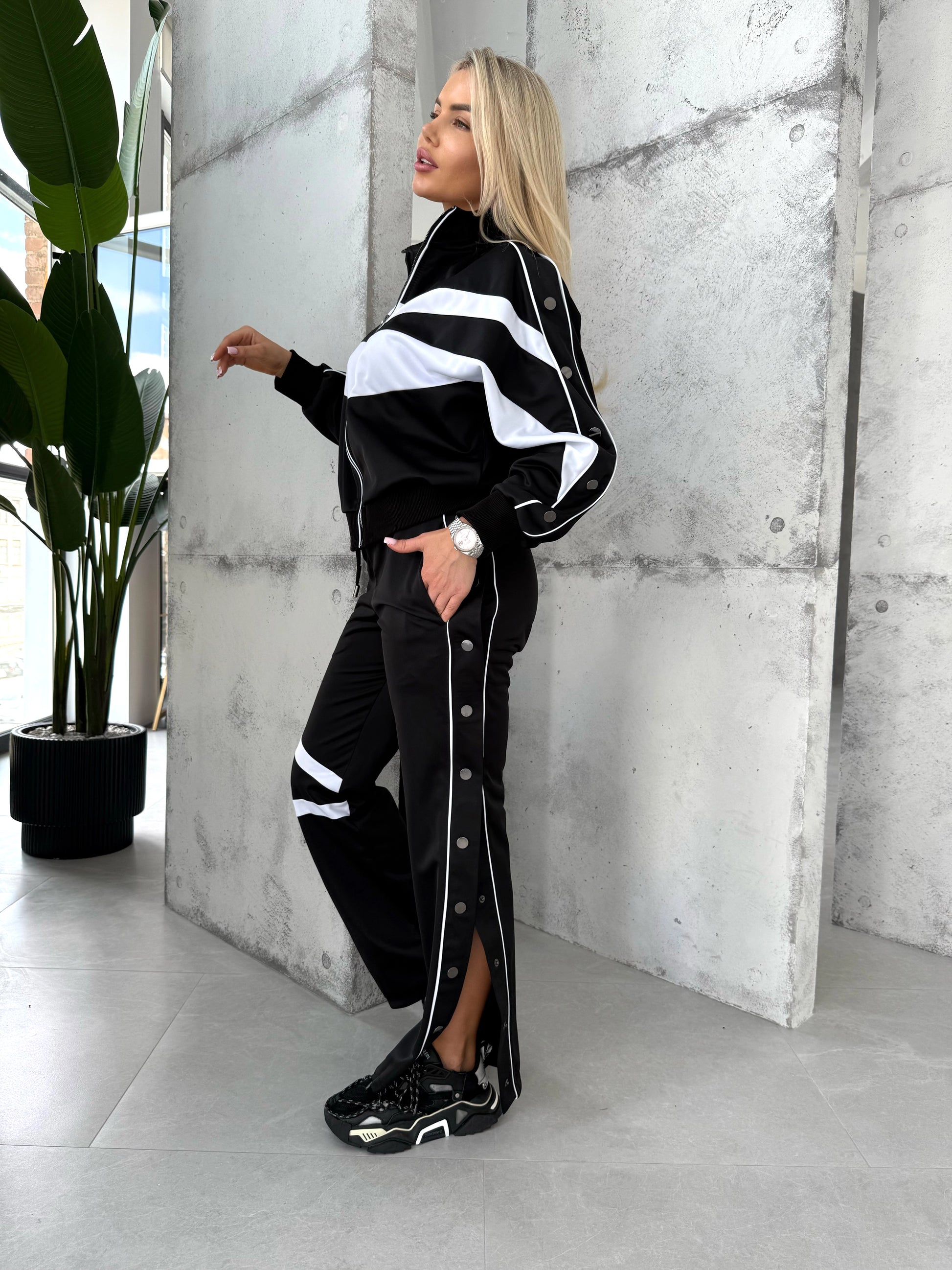 Women’s Retro 90s Tracksuit — Black Classic