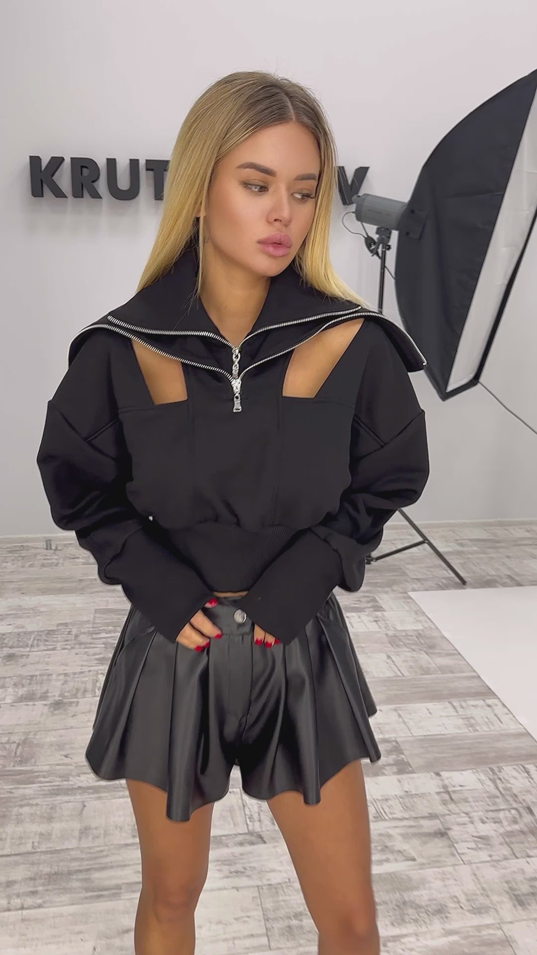 WOMEN’S CROP SWEATSHIRT LUCIA — BLACK