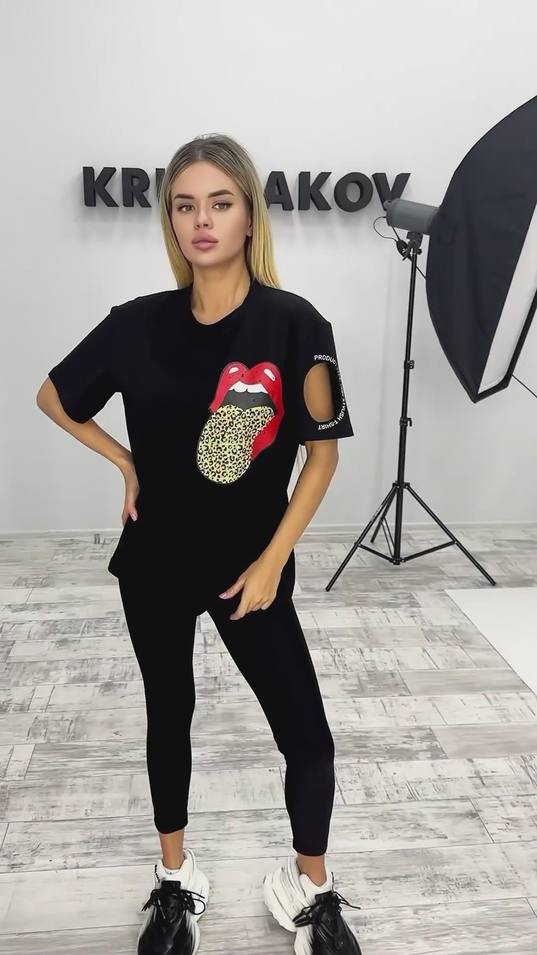 Women’s T-Shirt Lips Leo Black